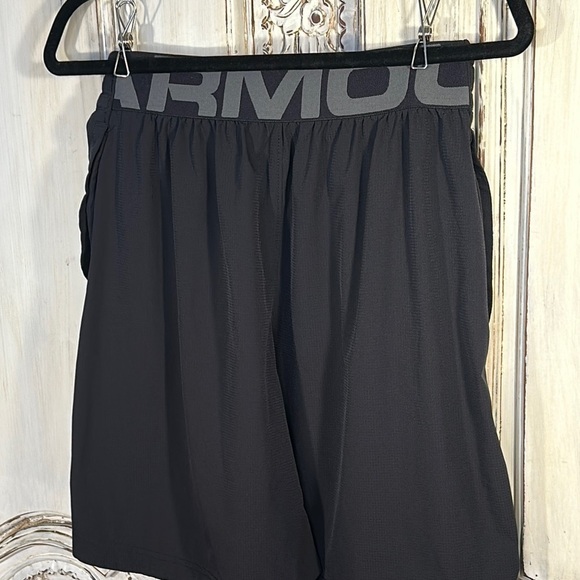 Under Armour Mens Black Shorts - Picture 6 of 8